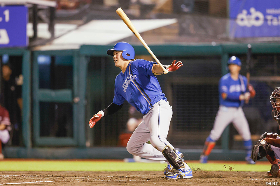 5回表、レフトへヒットを放つ伏見選手