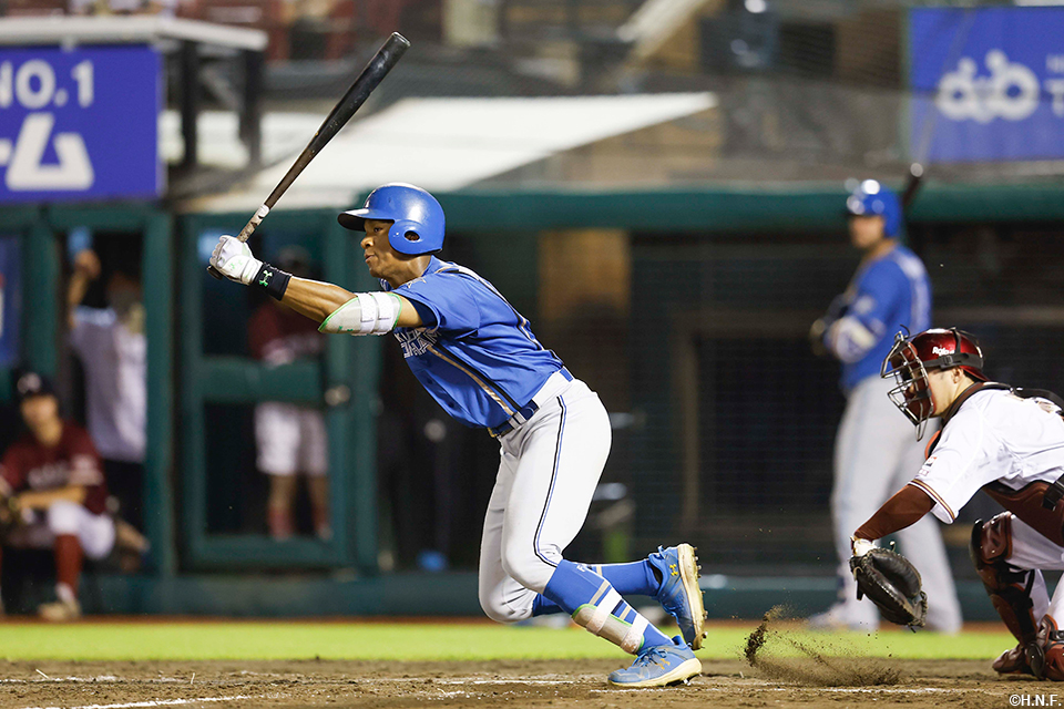 9回表、勝ち越しの適時内野安打を放つ万波選手
