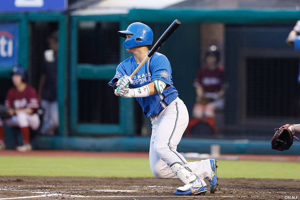 2回表、逆転となる2点適時二塁打を放つ郡司選手01