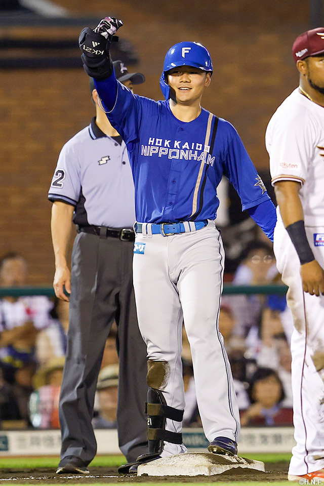 5回表、適時三塁打を放つ清宮選手02