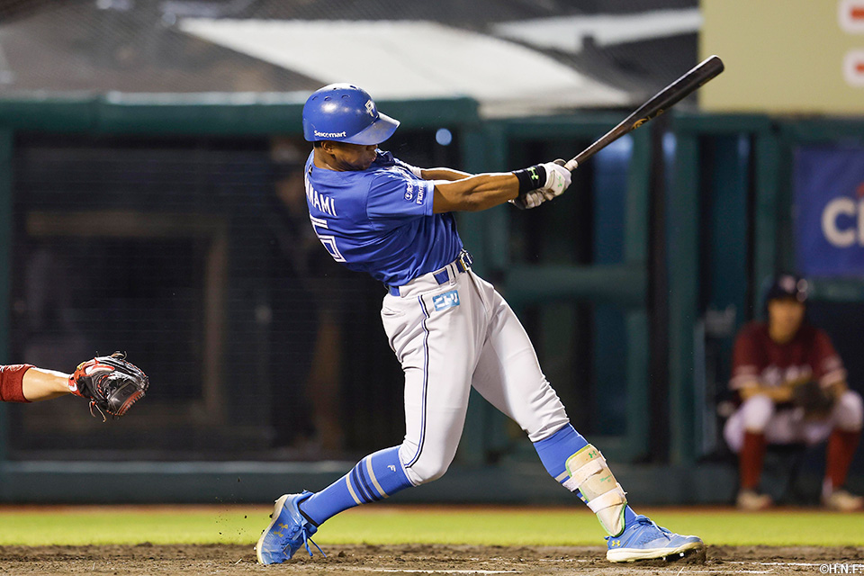 5回表、適時二塁打を放つ万波選手