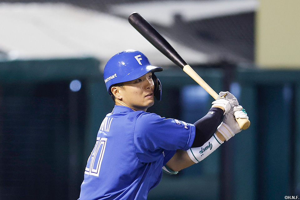 5回表、適時打を放つ郡司選手