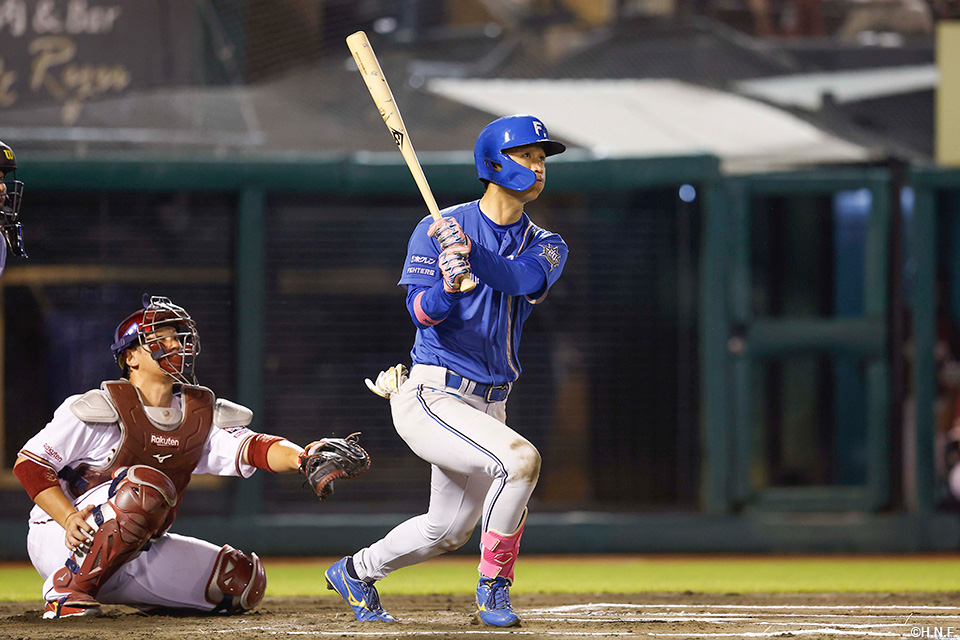 6回表、ライトスタンドへ本塁打を放つ加藤豪選手01