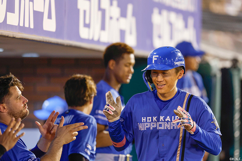 6回表、ライトスタンドへ本塁打を放つ加藤豪選手02