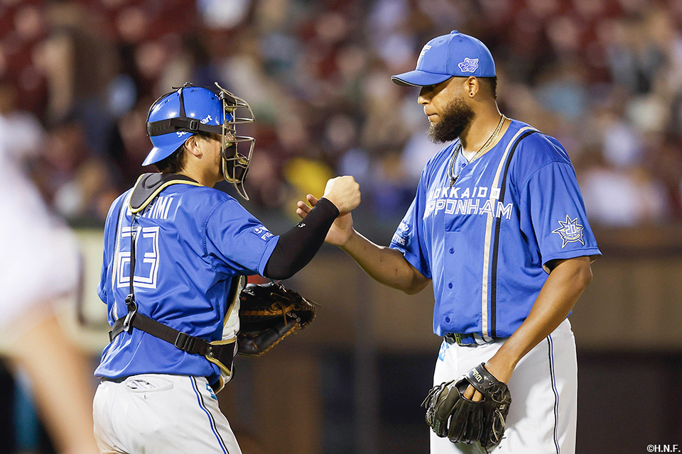 ロドリゲス投手が抑えてゲームセット