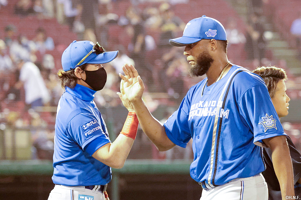 勝利のハイタッチ