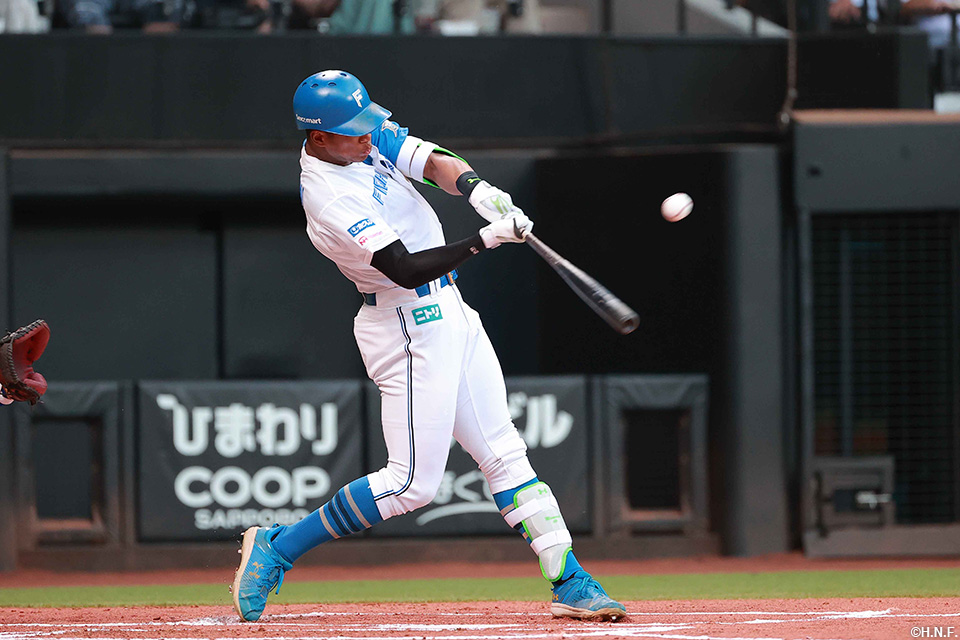1回裏、ライトへヒットを放つ万波選手01