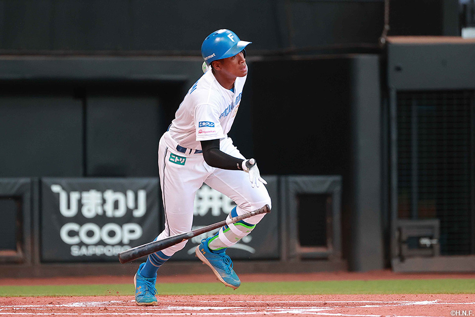 1回裏、ライトへヒットを放つ万波選手02