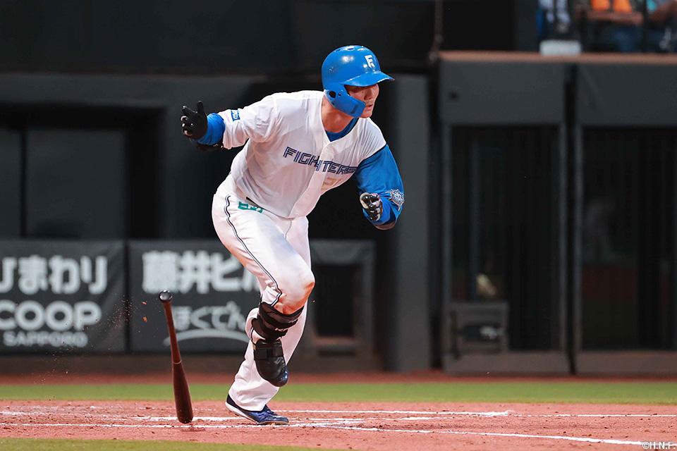 3回裏、ライトへヒットを放つ清宮選手01