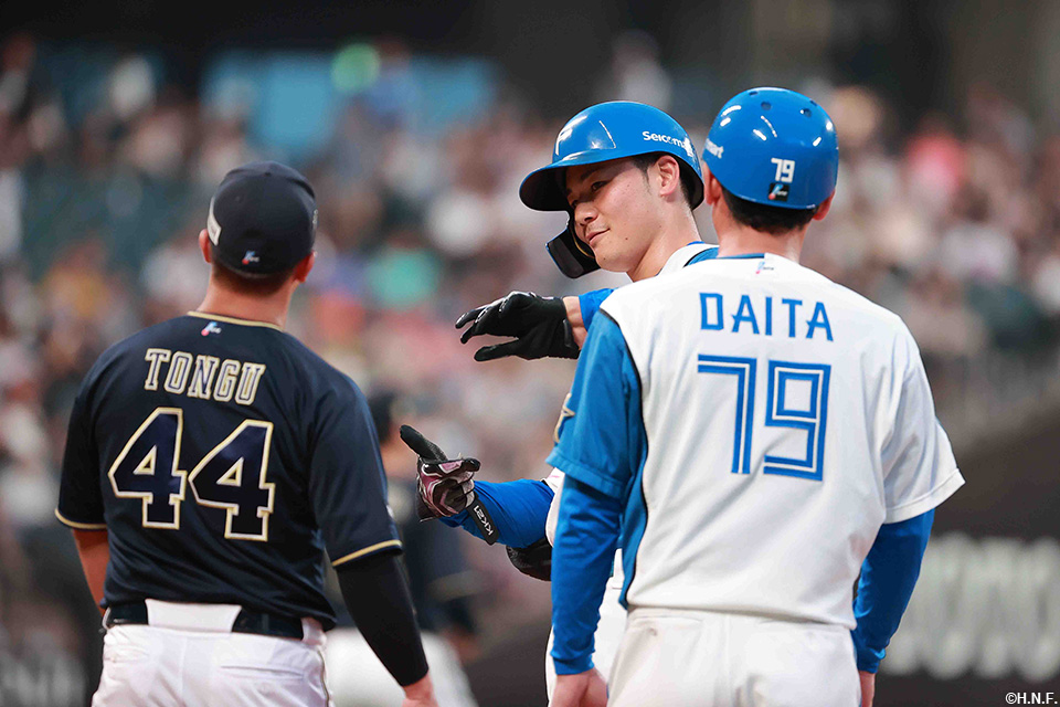 3回裏、ライトへヒットを放つ清宮選手02