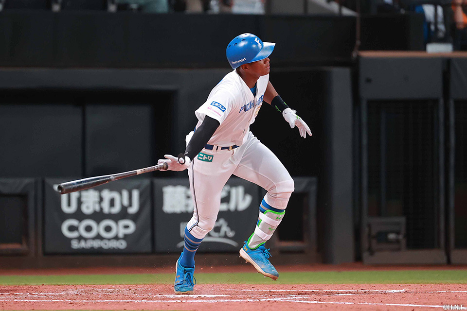 4回裏、レフトへヒットを放つ万波選手