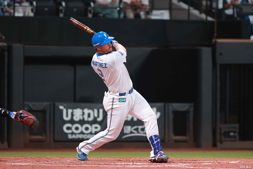 4回裏、センターへヒットを放つマルティネス選手01