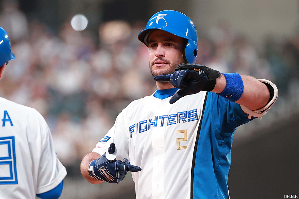 4回裏、センターへヒットを放つマルティネス選手02