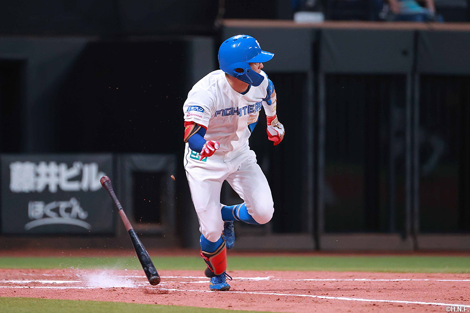 4回裏、2点適時打を放つ五十幡選手01