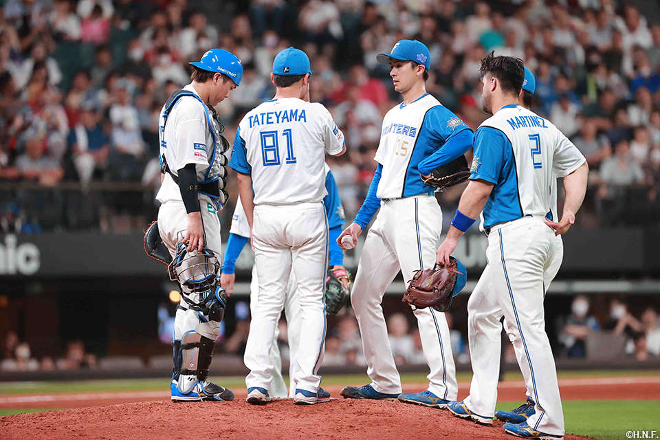 7回表、マウンドに集まる選手たち