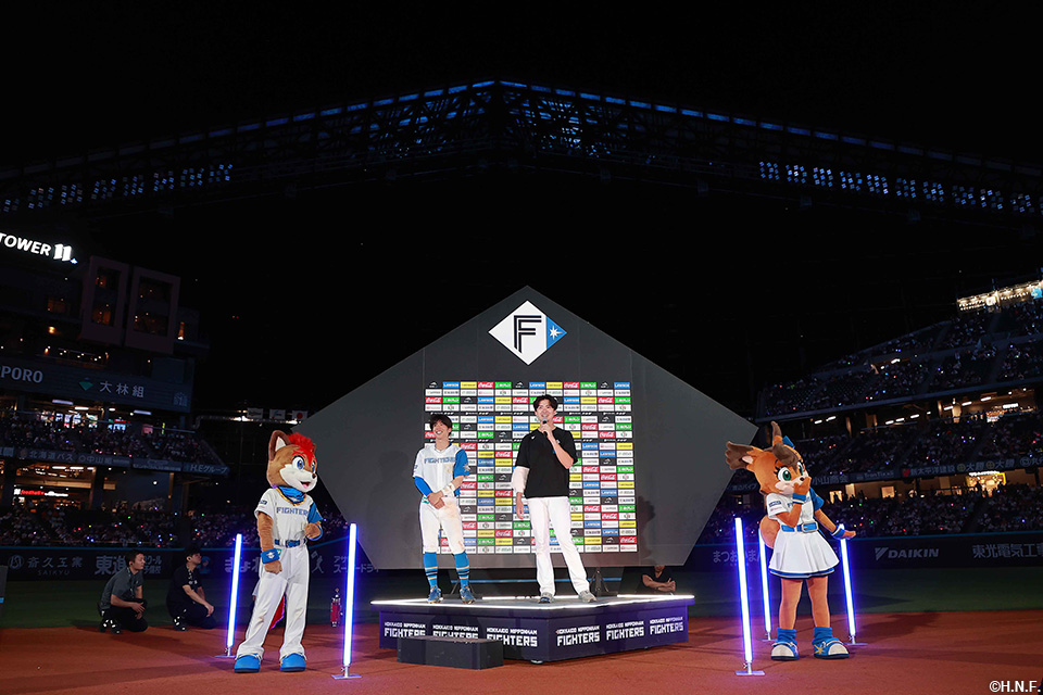 ヒーローの五十幡選手と上沢投手01