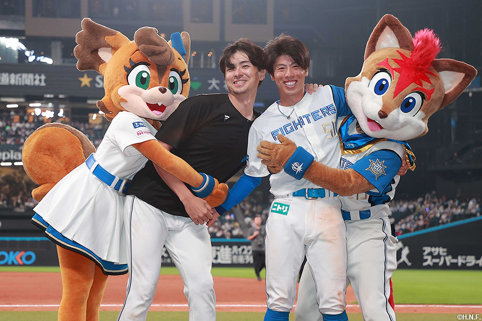 ヒーローの五十幡選手と上沢投手03