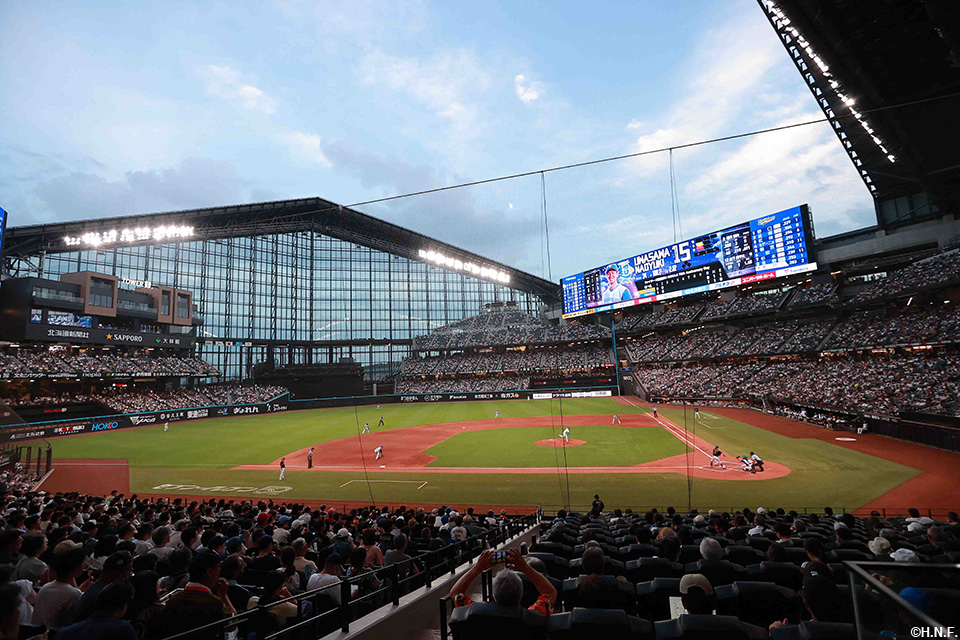 ナイター初のルーフオープンとなったエスコンフィールド01