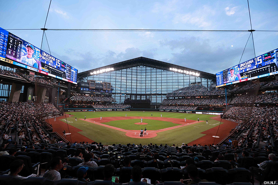 ナイター初のルーフオープンとなったエスコンフィールド02