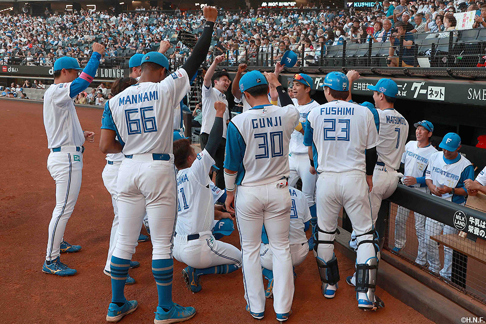 試合前、山田選手を中心に円陣