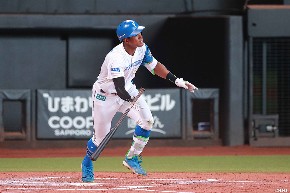 2回裏、センターへヒットを放つ万波選手