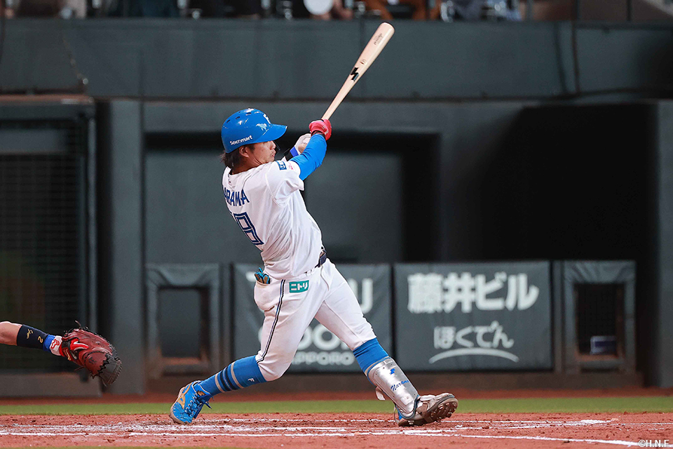 2回裏、適時二塁打を放つ奈良間選手01