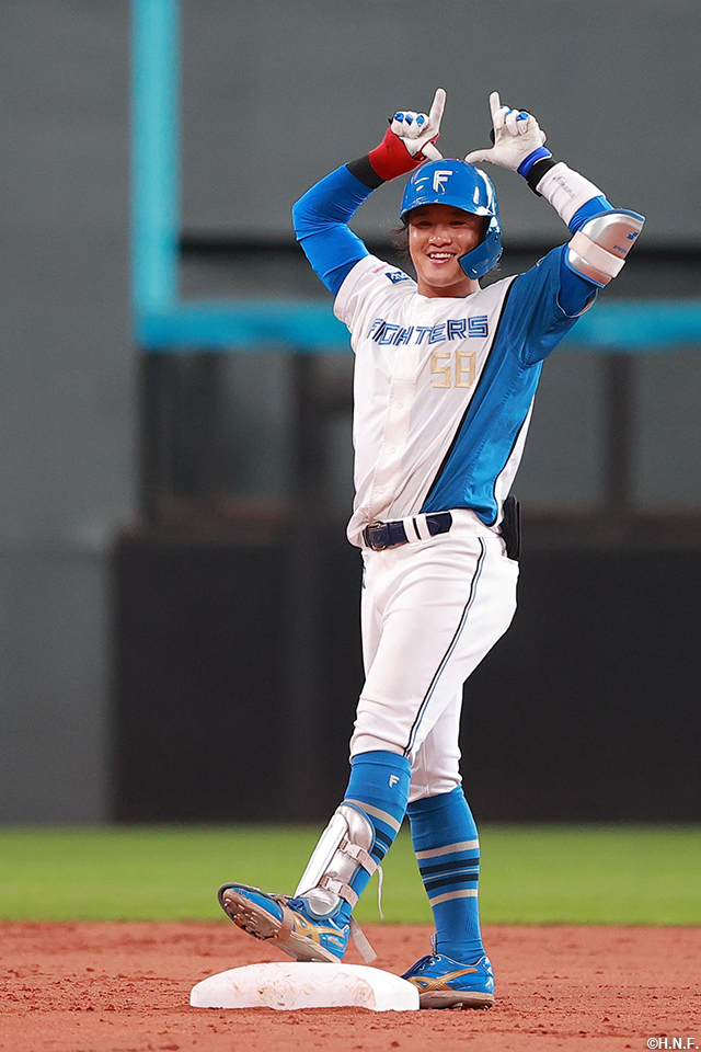 2回裏、適時二塁打を放つ奈良間選手02