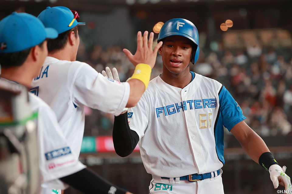 2回裏、生還した万波選手