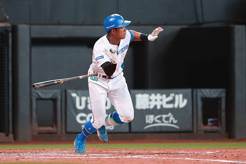 3回裏、レフトへヒットを放つ万波選手01