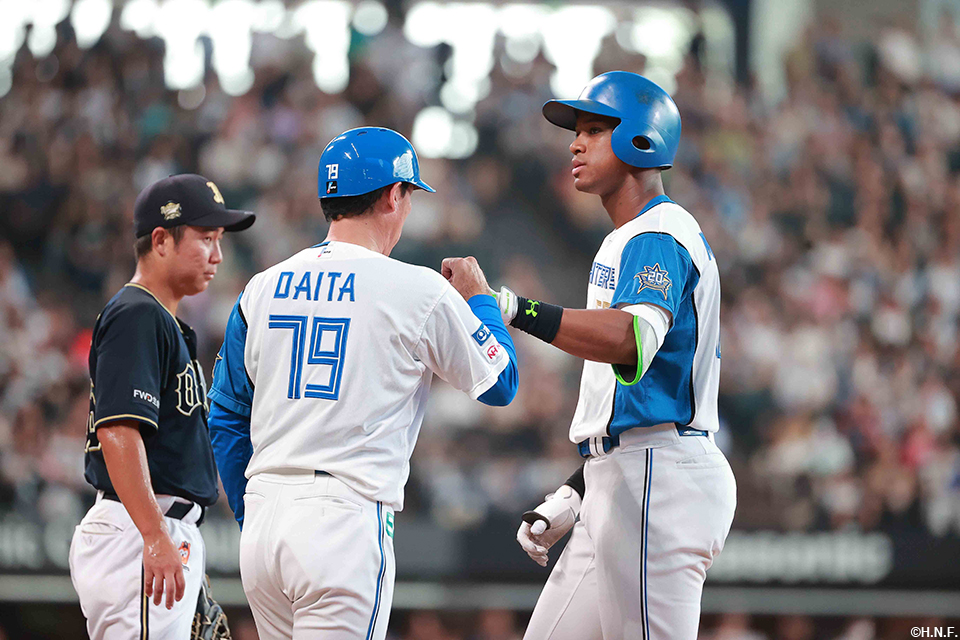 3回裏、レフトへヒットを放つ万波選手02