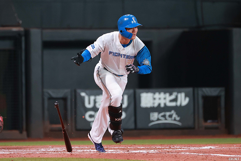 7回裏、ライトへヒットを放つ清宮選手