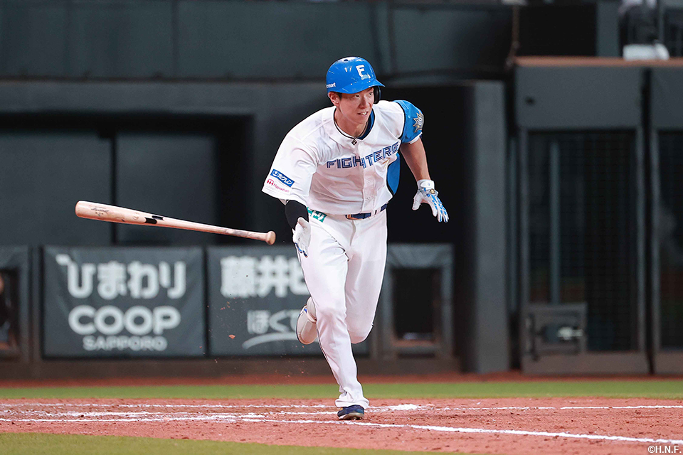 9回裏、ライトへヒットを放つ松本剛選手01