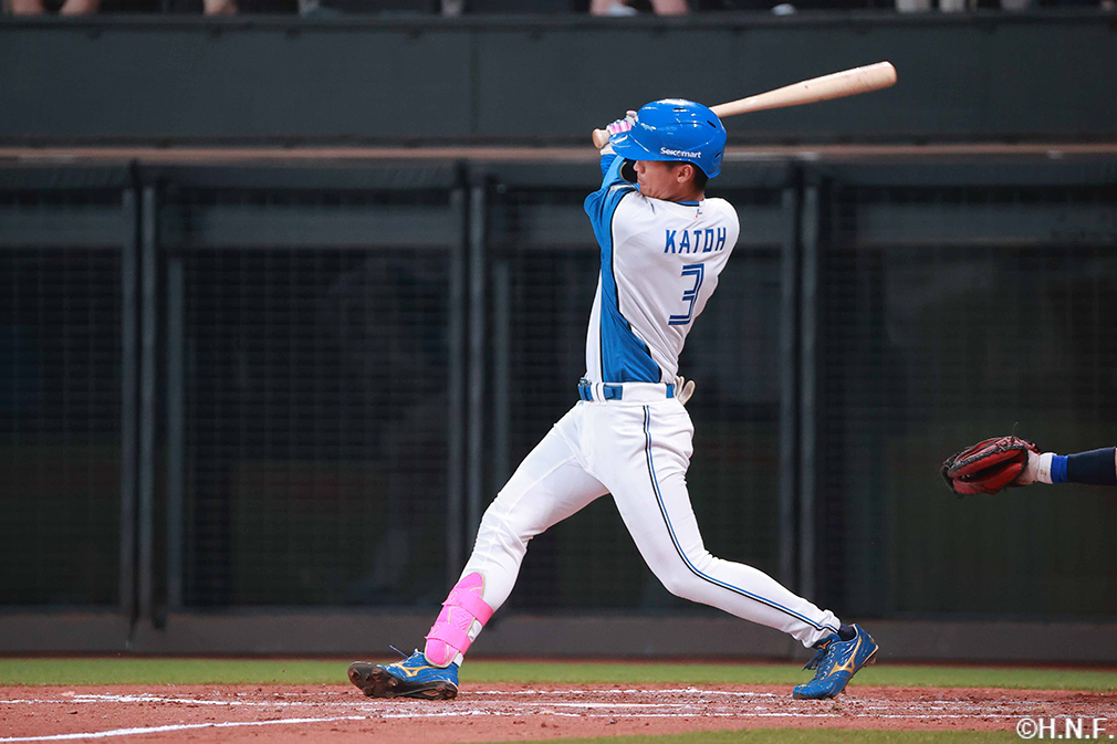 3回裏、ライトへ二塁打を放つ加藤豪選手