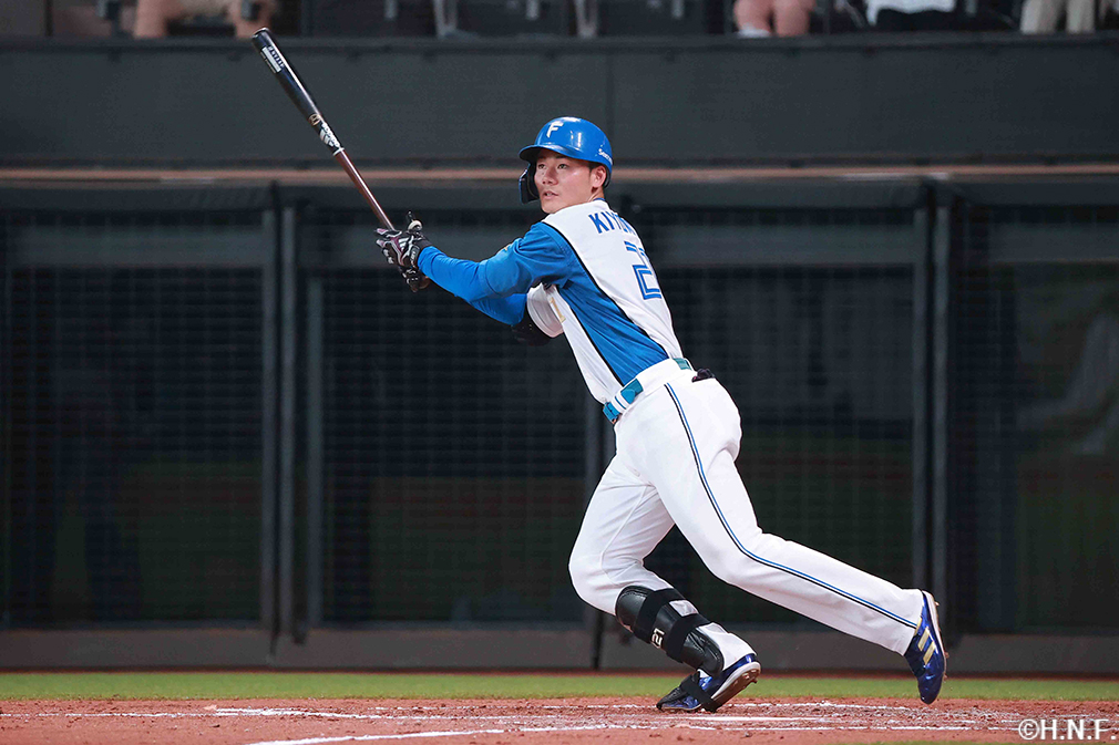 3回裏、レフトへ適時二塁打を放つ清宮選手