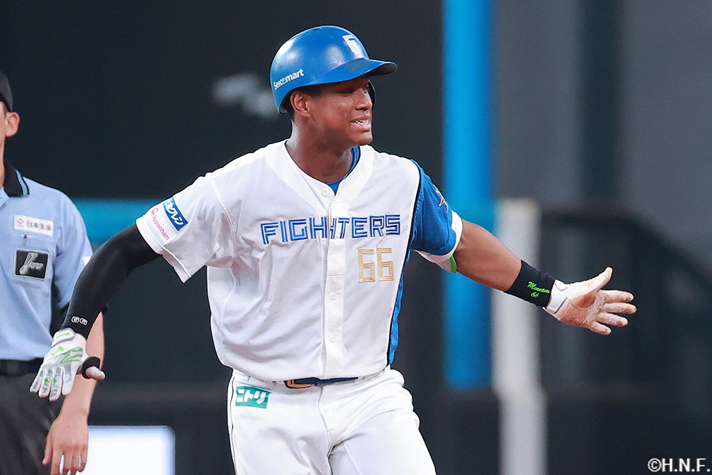 3回裏、レフトへ適時二塁打を放つ万波選手03