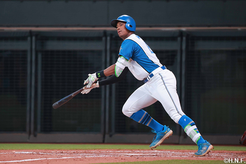 3回裏、レフトへ適時二塁打を放つ万波選手02