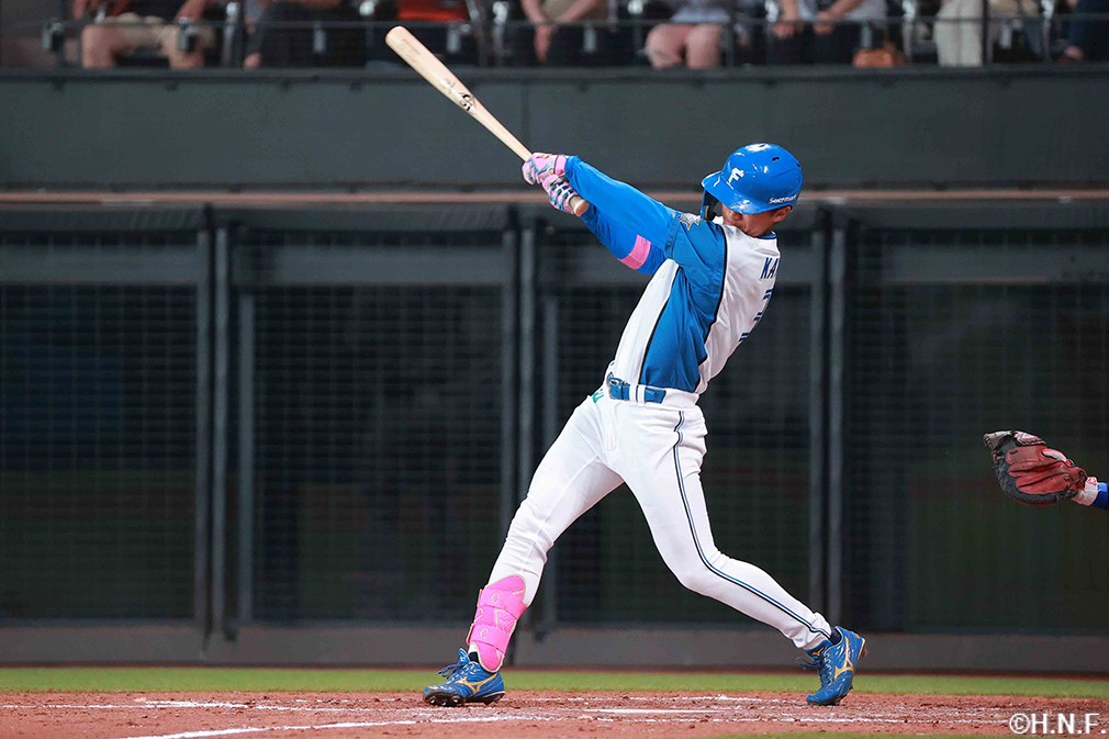 5回裏、センターへヒットを放つ加藤豪投手