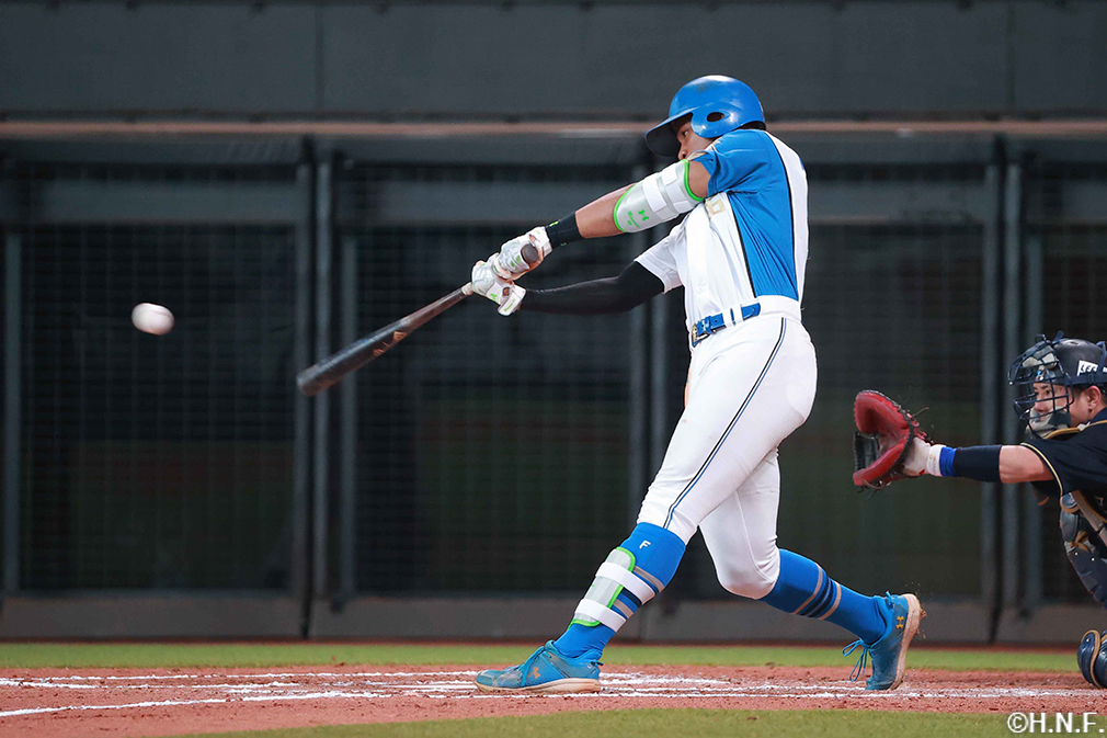 6回裏、センターへヒットを放つ万波選手