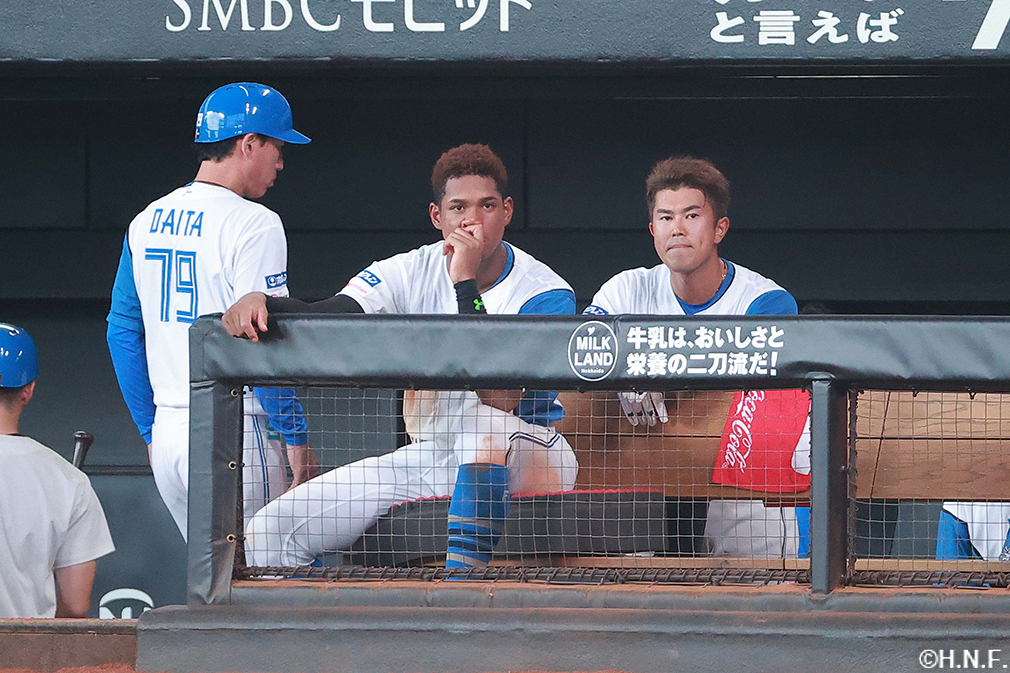 試合後の万波選手と今川選手