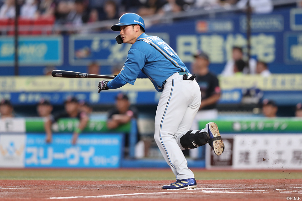 1回表、レフトへヒットを放つ清宮選手