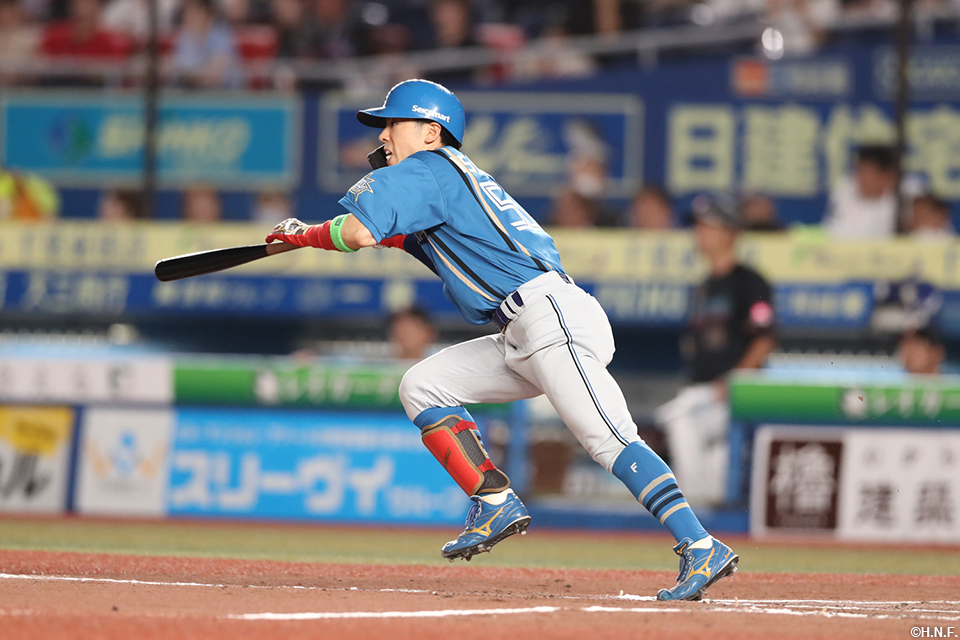 7回表、センターへヒットを放つ五十幡選手