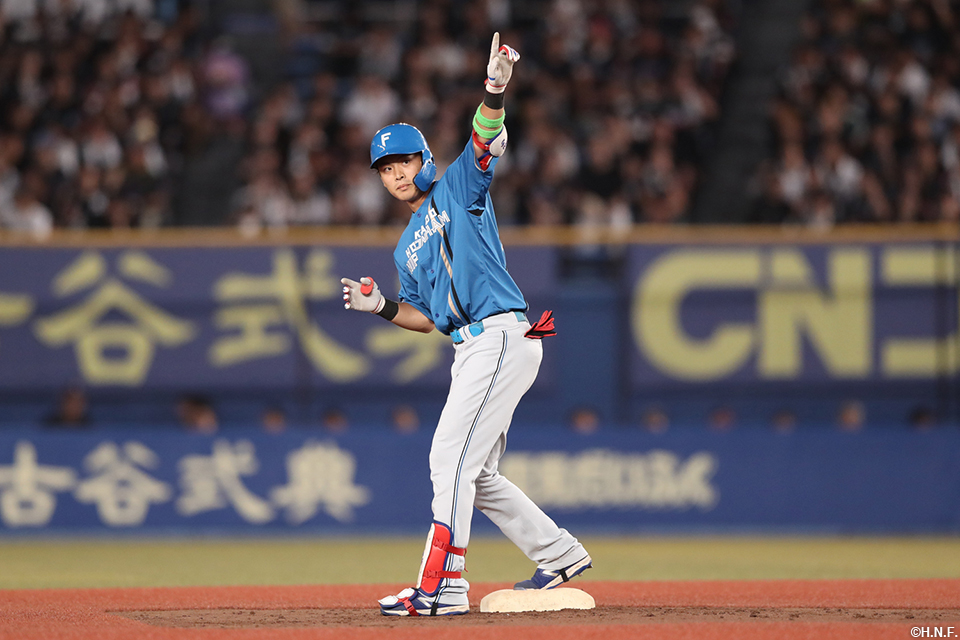 4回表、センターへ適時打を放った野村選手