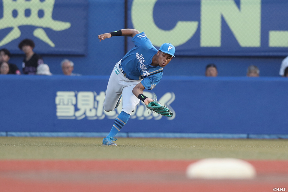 1回裏、好守をみせる万波選手