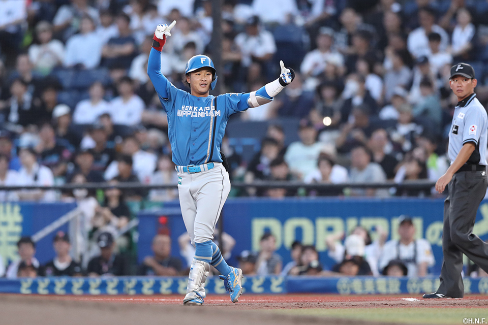 2回表、先制適時二塁打を放った奈良間選手