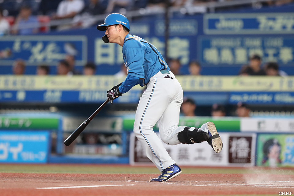 3回表、センターへ同点適時打を放つ清宮選手