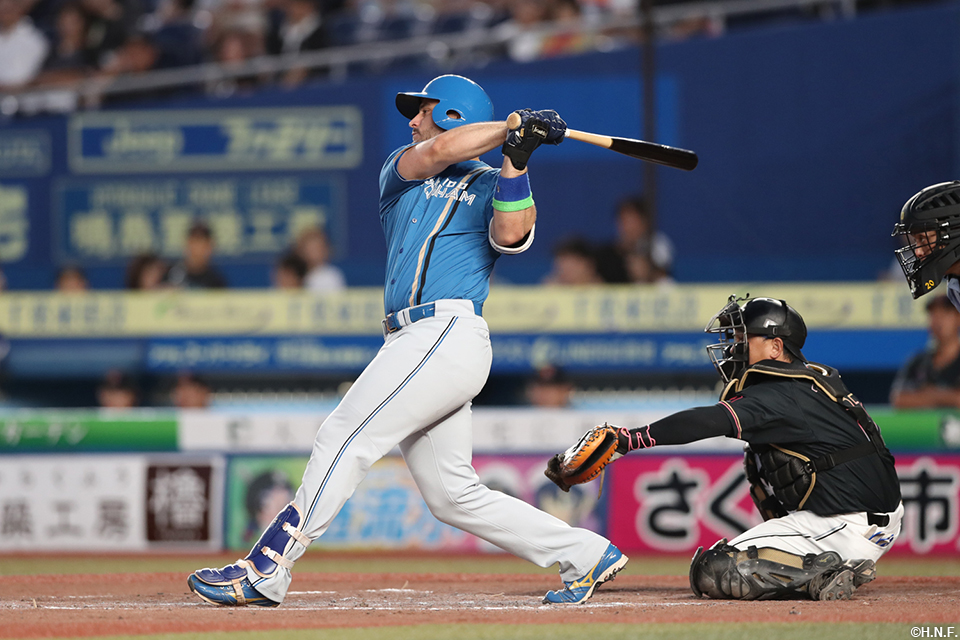 3回表、センターへ勝ち越し適時打を放つマルティネス選手