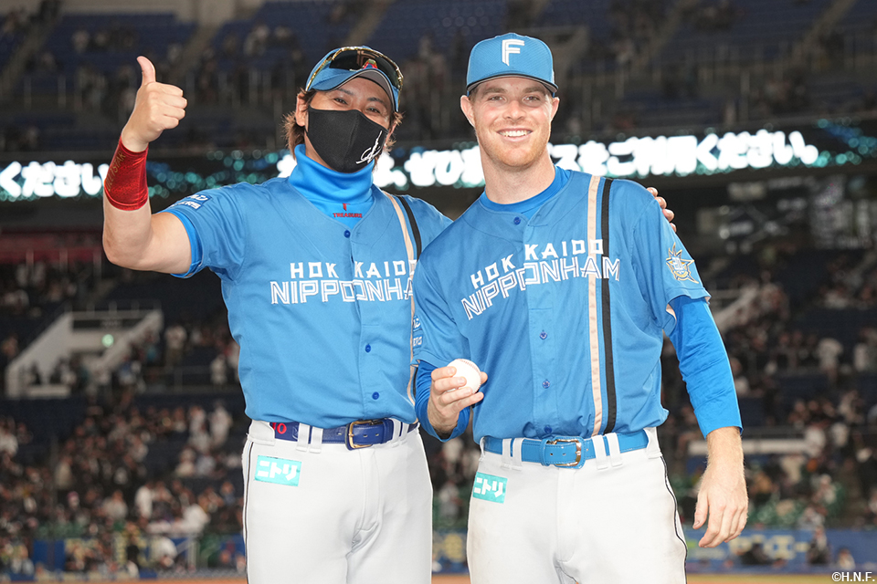 来日初勝利のマーベル投手と新庄監督