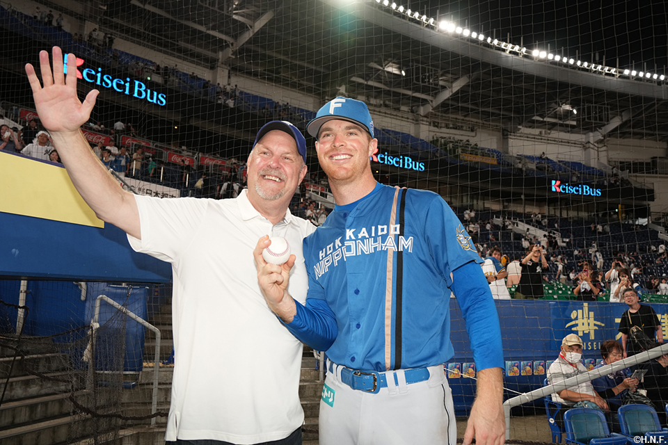 来日初勝利のマーベル投手と父親