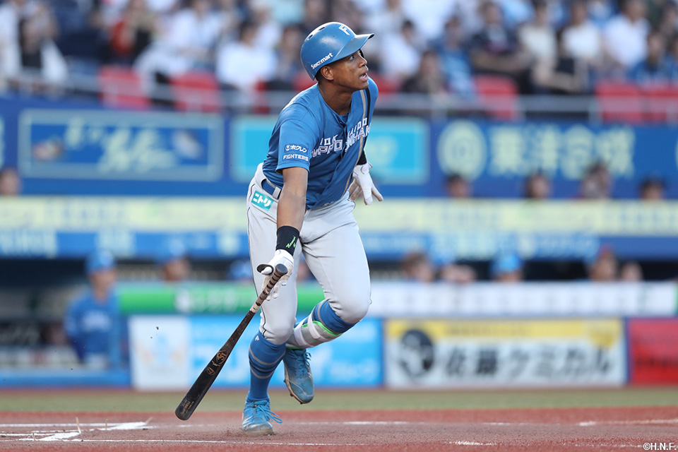 1回表、先制適時打を放つ万波選手01