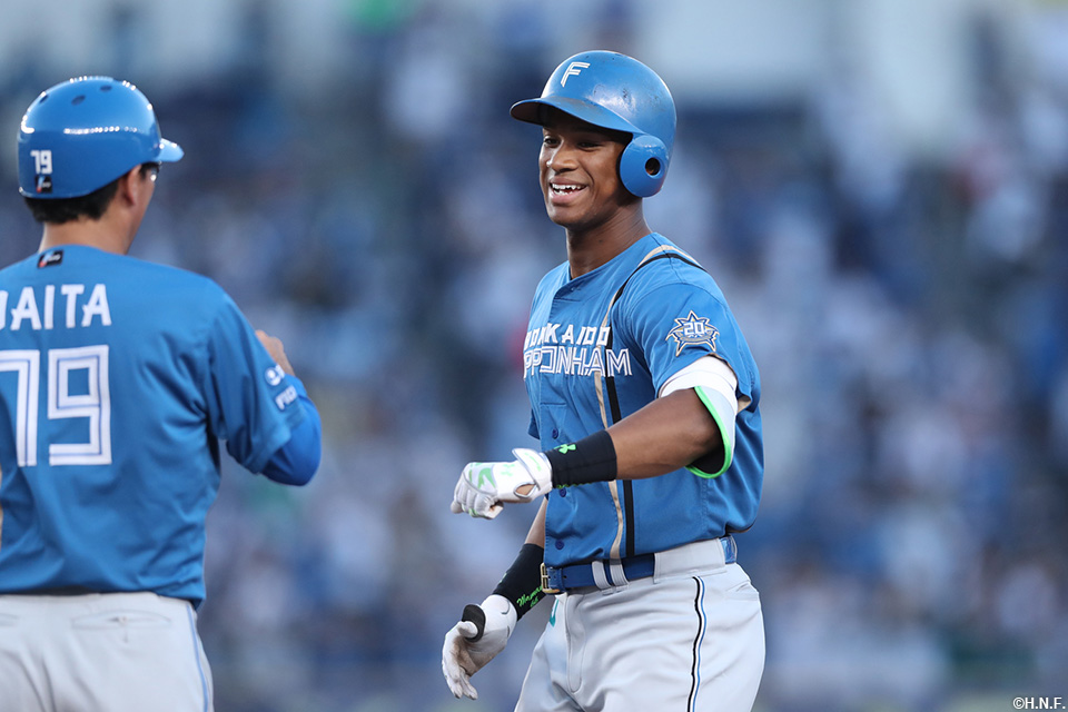 1回表、先制適時打を放つ万波選手02